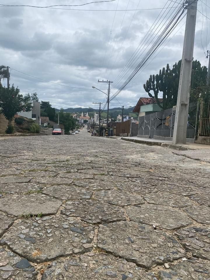 rua frederico kuerten #PraCegoVer Na foto, uma rua com paralelepípedo