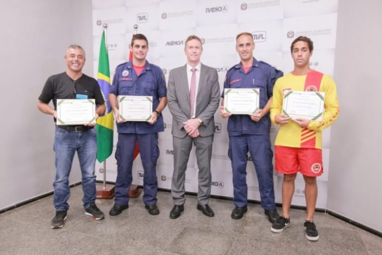 Bombeiros de Laguna e de Pescaria Brava são homenageados por bravura na Alesc