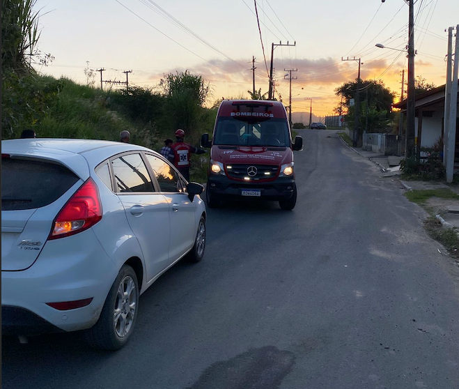 Atropelamento Jaguaruna #PraCegoVer Na foto, um veículo branco e uma ambulância dos bombeiros