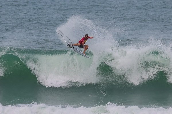 CIRCUITOBB_SantiagoMuniz2GaropabaDAY2__SMORIGO #PraCegoVer Na foto, um homem surfando