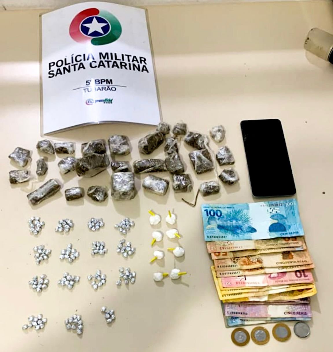 Drogas TB #PraCegoVer Na foto, drogas e dinheiro apreendidos