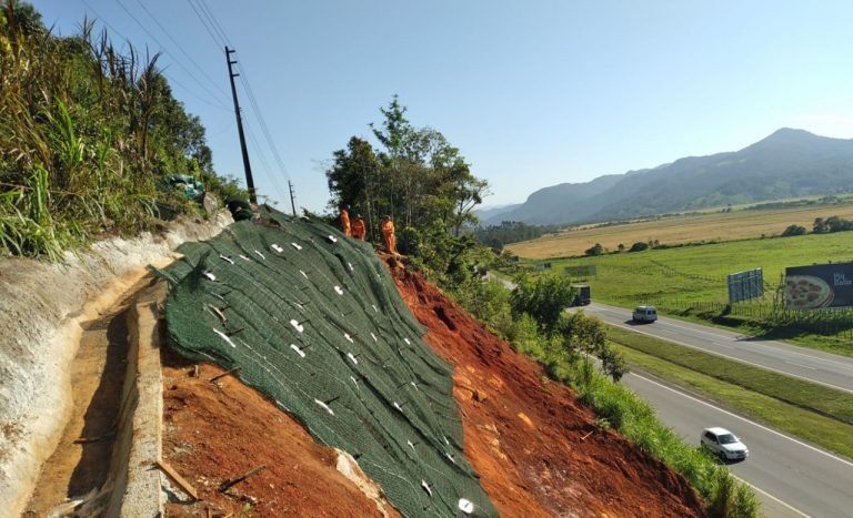 #PraCegoVer Na foto, uma obra de contenção de encosta em uma rodovia federal