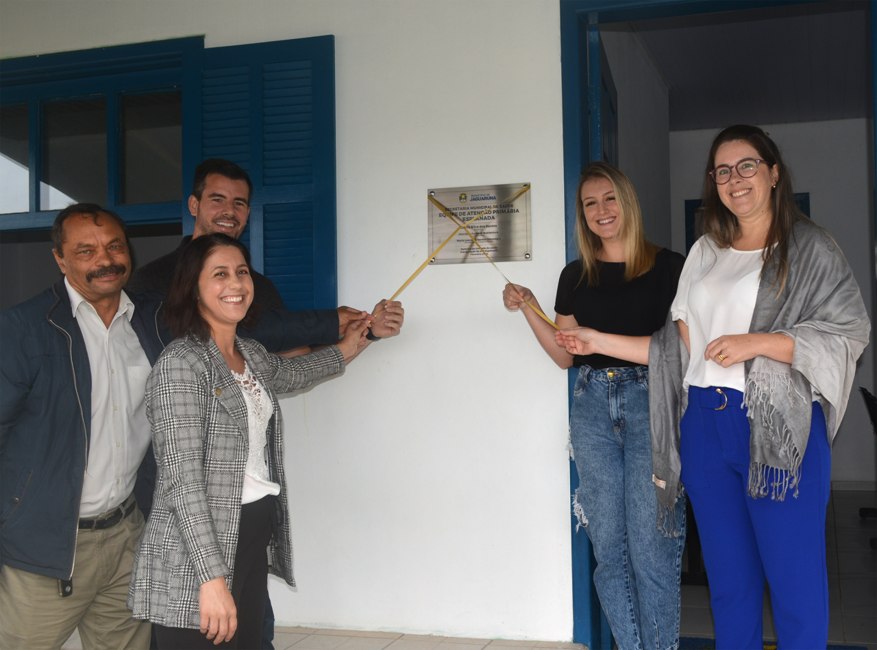 Esplanada #PraCegoVer Na foto, pessoas desceram uma faixa de inauguração