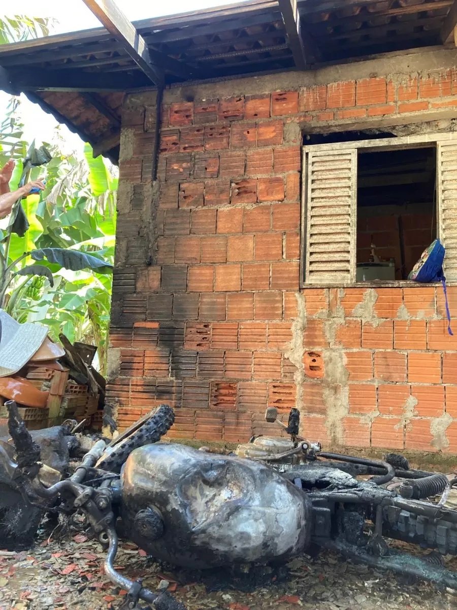 Incêndio iniciado por cigarro destrói moto e danifica casa no Médio Vale do Itajaí