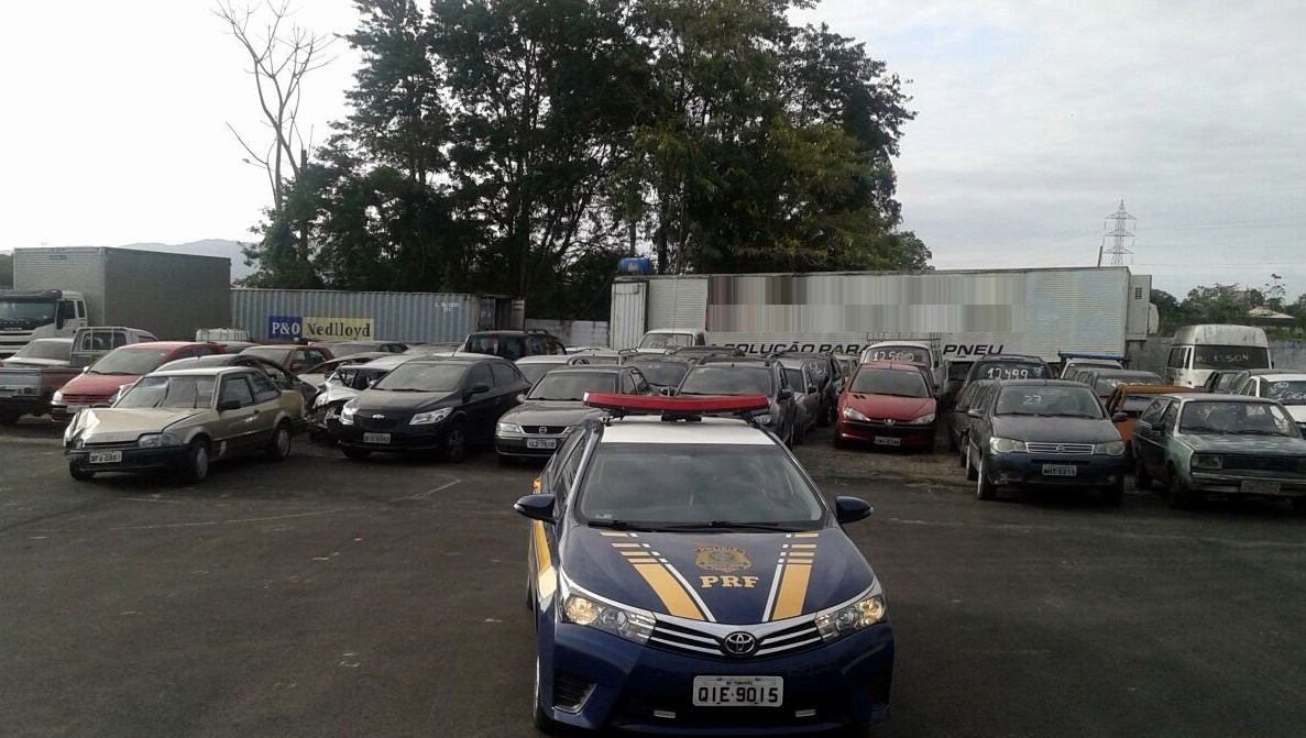 Leilão PRF 2 #PraCegoVer Na foto, uma viatura policial e vários veículos parados atrás