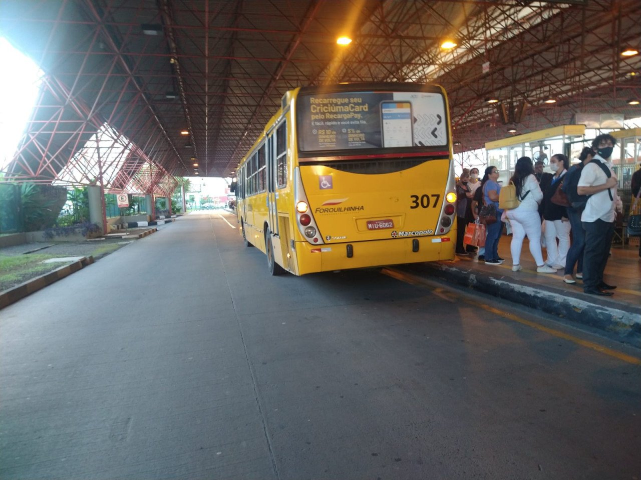 Mulher atropelada ônibus #PraCegoVer Na foto, um ônibus amarelo e várias pessoas na calçada