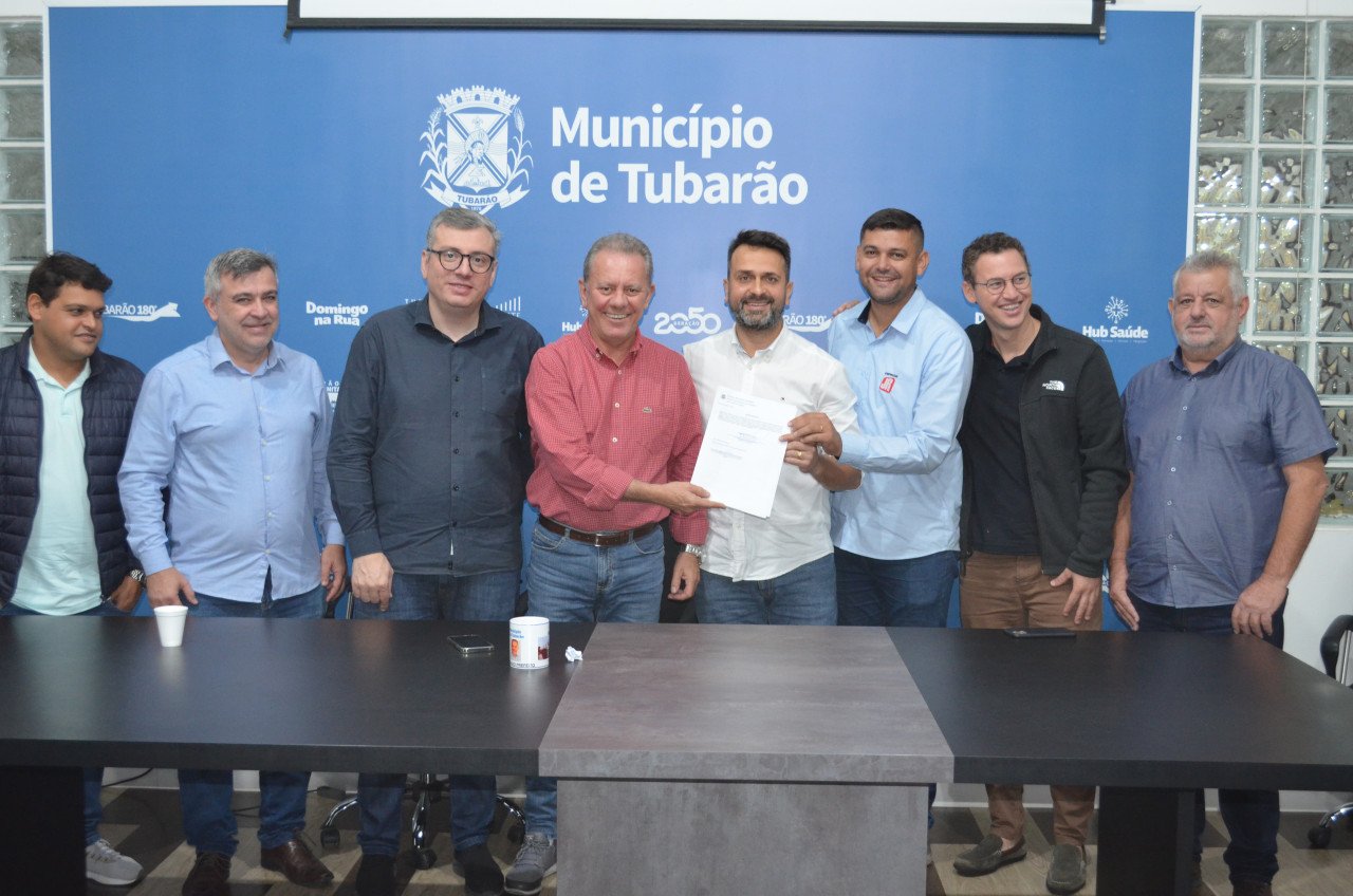 ordem de serviço #PraCegoVer Na foto, um grupo de pessoas