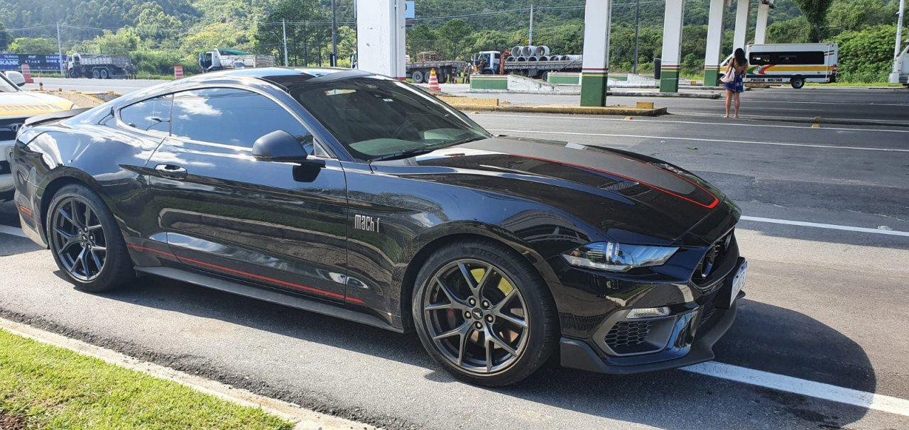 pai embriagado #PraCegoVer Na foto, um carro preto