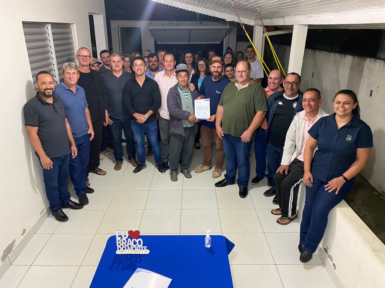 Pavimentações rio Bonito #PraCegoVer Na foto, uma grupo de pessoas. Um homem segura um papel