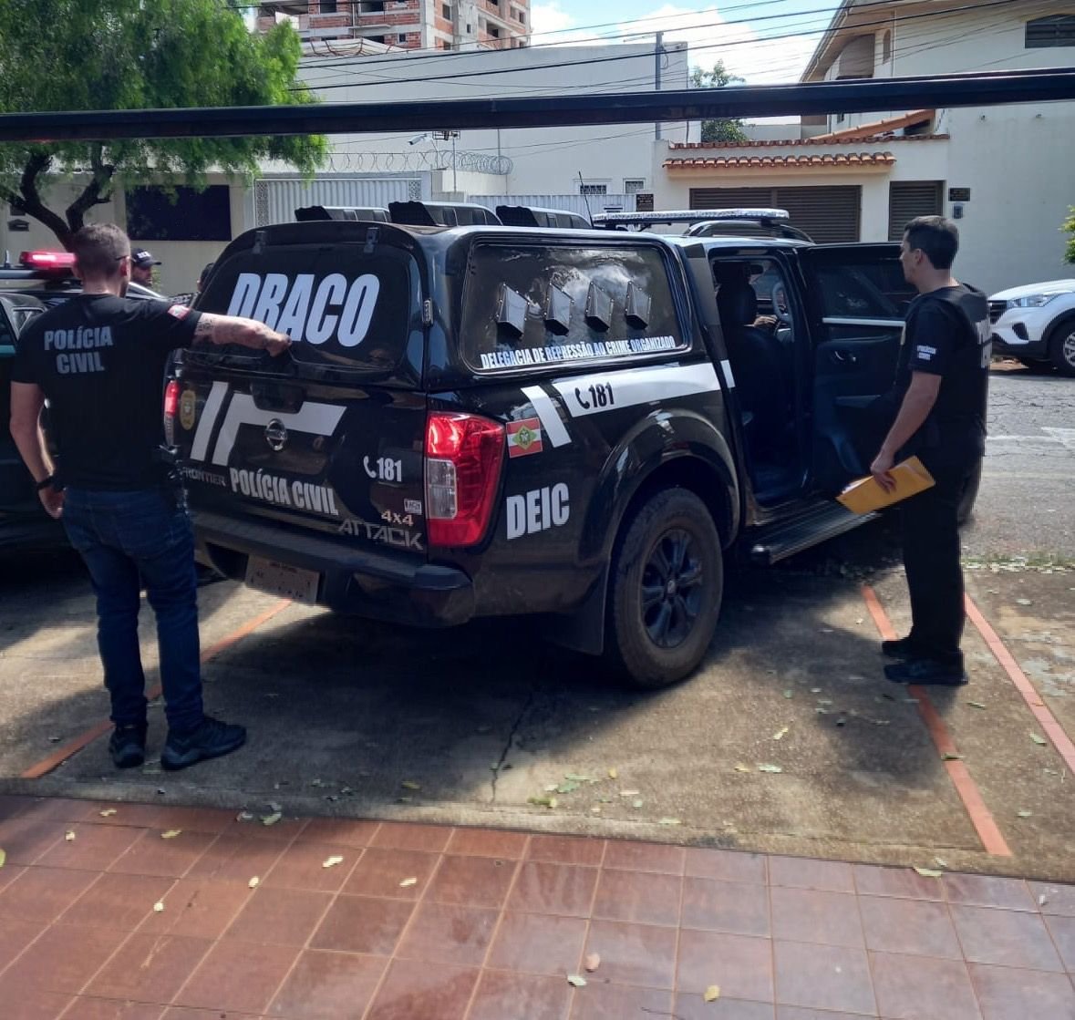 Polícia Civil - Prisões Goiás #PraCegoVer Na foto, uma viatura da DEIC e alguns agentes da Polícia Civil