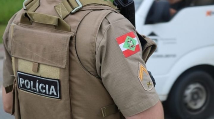 policia-pm-sc-720x401 #PraCegoVer Na foto, um policial militar de costas