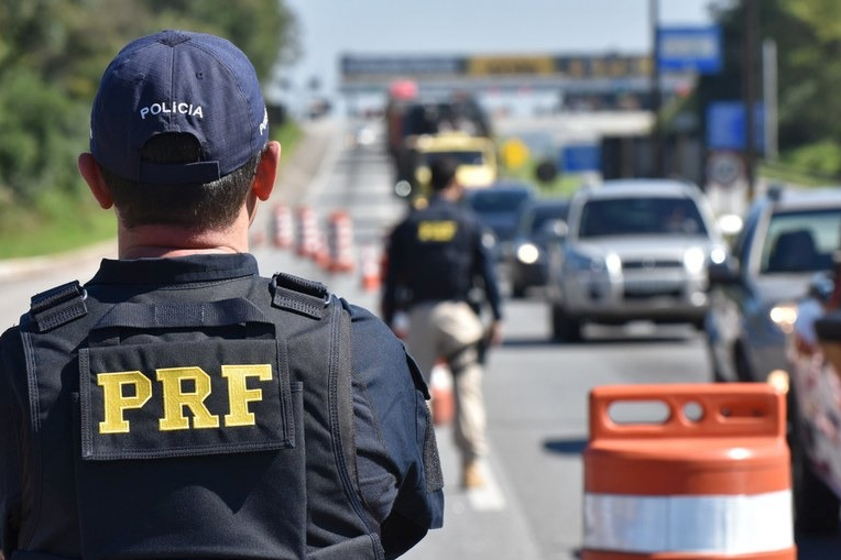 #PraCegoVer Na foto, um policial rodoviário federal em uma rodovia