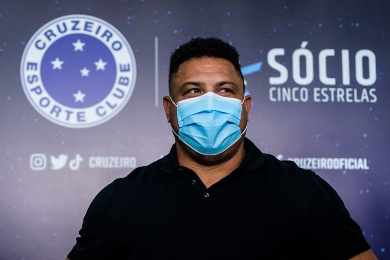 #PraCegoVer Na foto, um homem de máscara