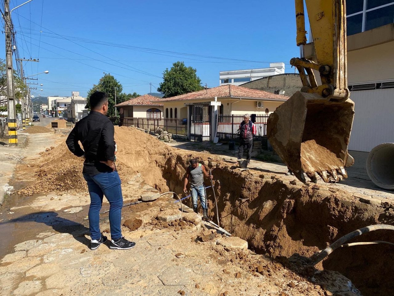 Rua Jorge Bornhausen #PraCegoVer Na foto, máquinas e homens trabalham na rede de drenagem em uma rua
