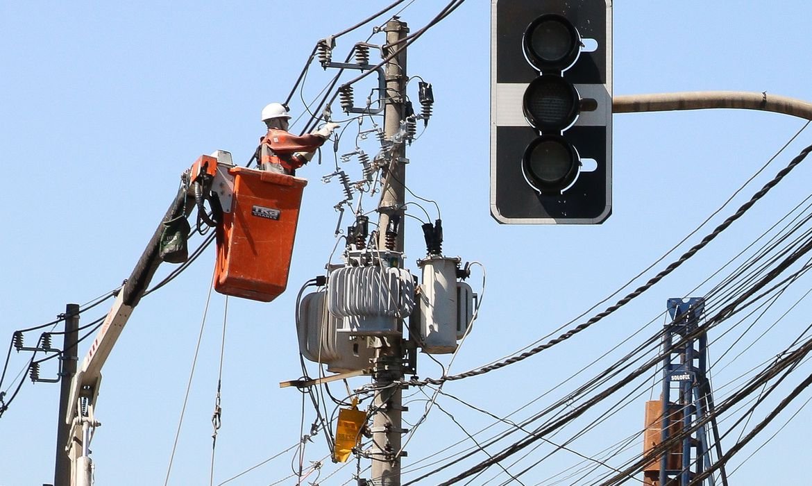 Energia #PraCegoVer Na foto, um homem trabalha na ele elétrica