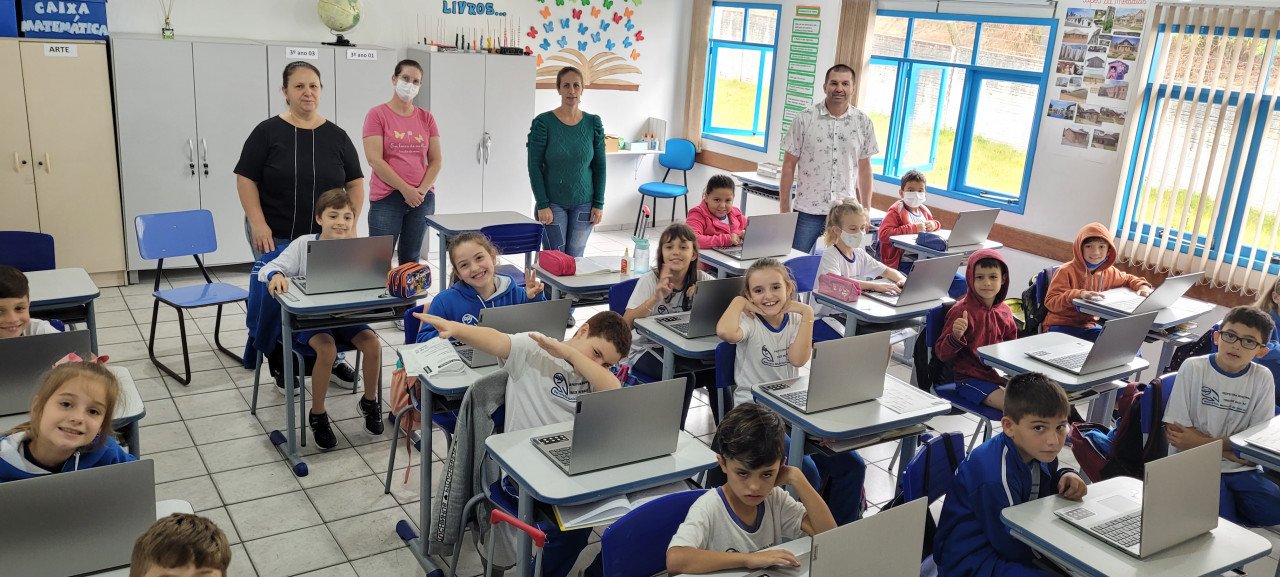 Treze de maio #PraCegoVer Na foto, uma turma de alunos com computadores