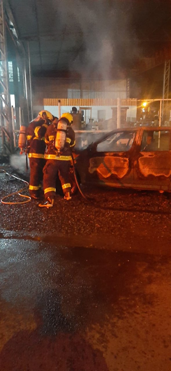 Veículo utilizado como dormitório pega fogo em Cocal do Sul