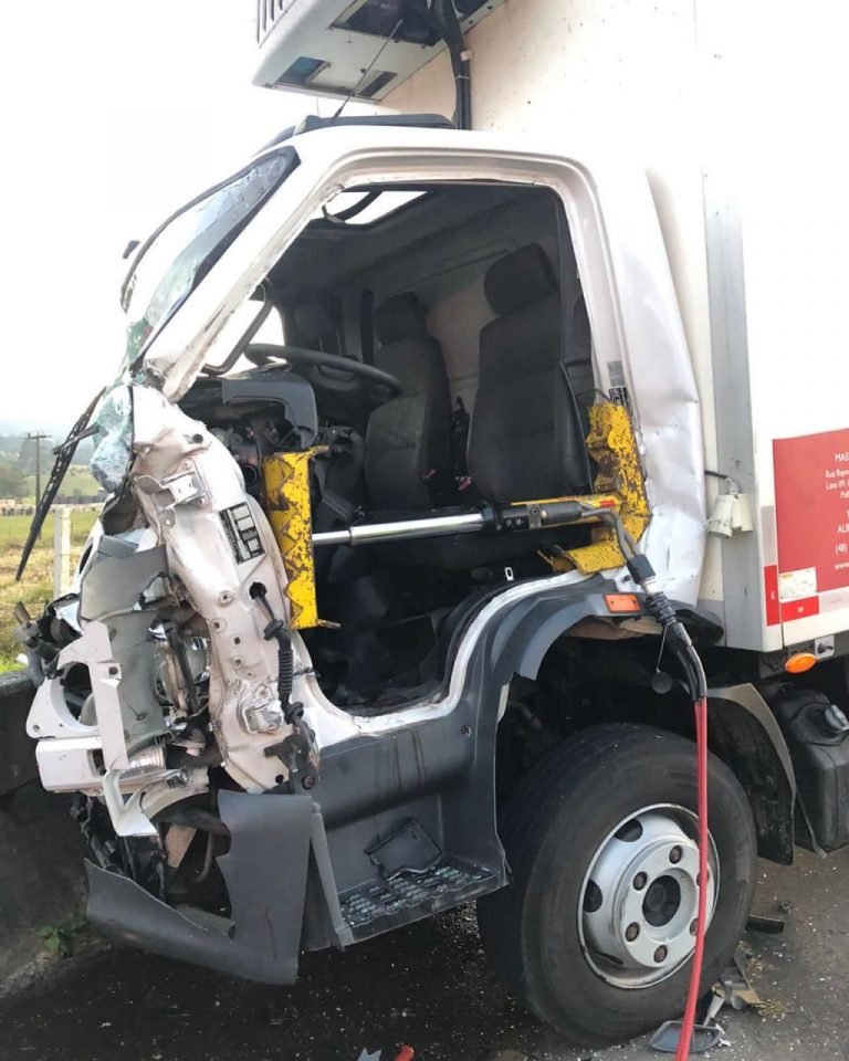 #ParaTodosVerem Na foto, um caminhão com a cabine bastante destruída após um acidente
