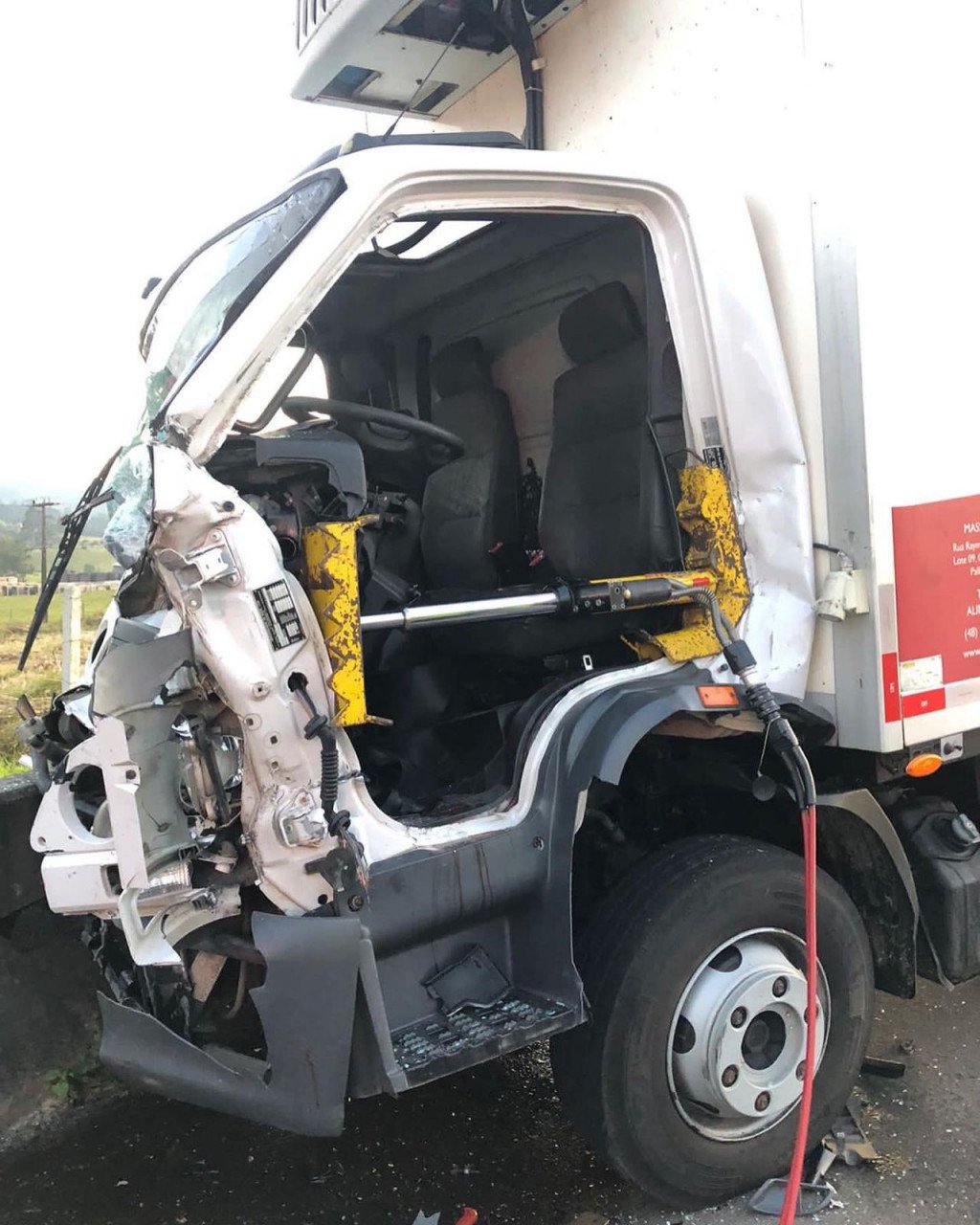 Acidente BR-101 #ParaTodosVerem Na foto, um caminhão com a cabine bastante destruída após um acidente