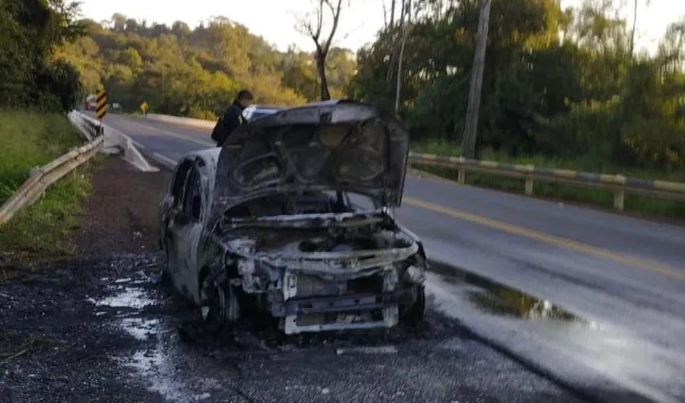 Após assalto com reféns, suspeitos abandonam e incendeiam veículo