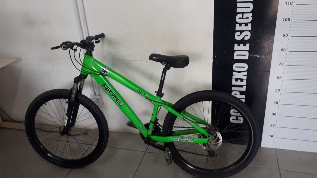 Bike furtada #ParaTodosVerem Na foto, uma bicicleta verde