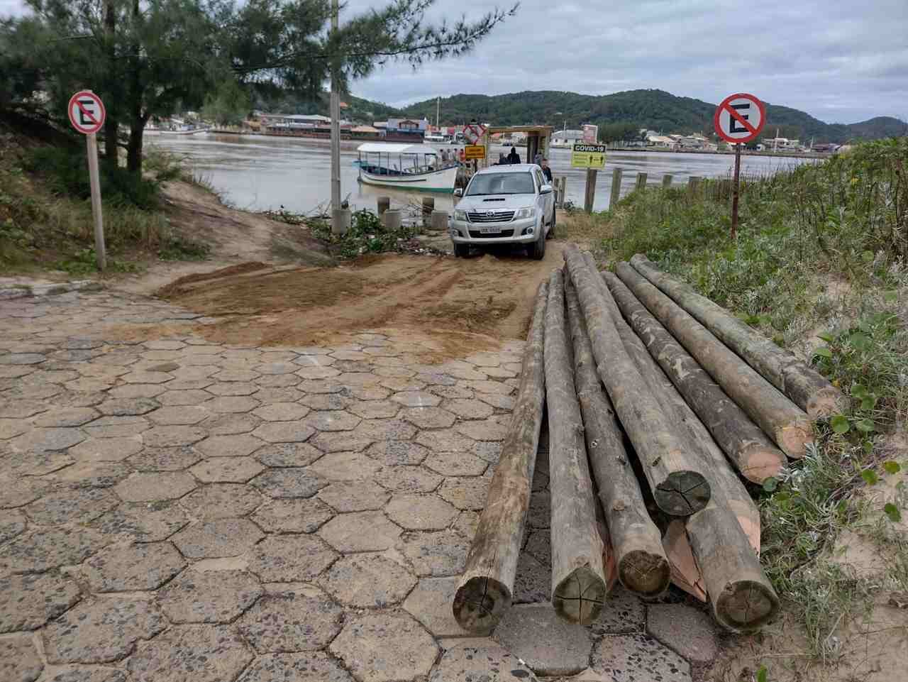 bote-reparos_ #PraCegoVer Na foto, Materiais depositado ao lado do acesso ao bote que faz a travessia do Canal da Barra, em Laguna