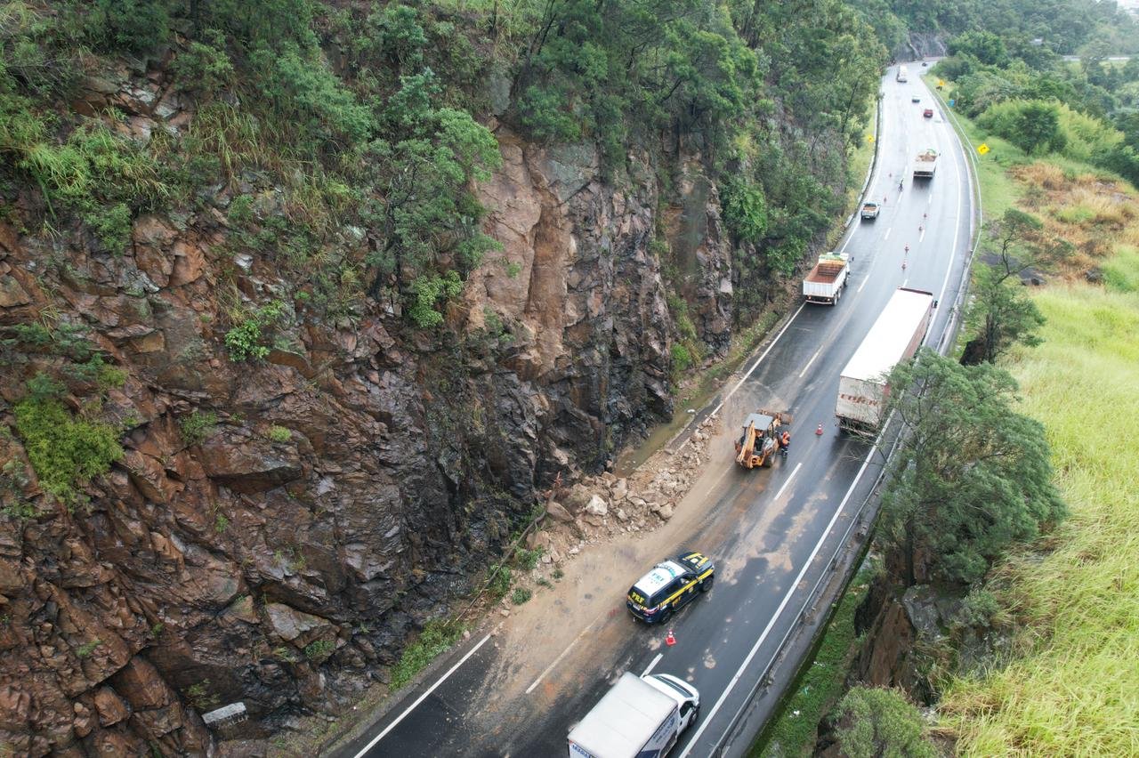 BR-101 #PraCegoVer Na foto, uma equipe trabalha para efetuar a limpeza de uma rodovia