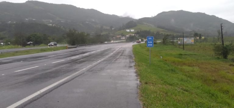 #PraCegoVer Na foto, uma rodovia federal