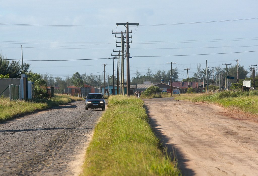 Caminhos do Mar #PraCegoVer Na foto, pessoas comemoram a assinatura de um convênio