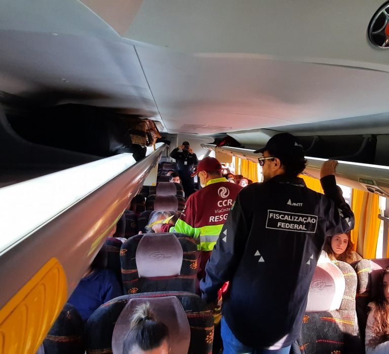Maio Amarelo: Ação educativa sobre o uso do cinto de segurança nos ônibus de turismo, orienta mais de 300 pessoas na BR101Sul