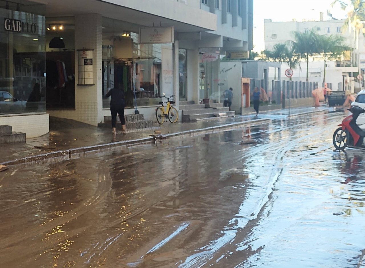 CDL Tubarão - Levantamento #PraCegoVer Na foto, uma rua suja de lama depois de um alagamento
