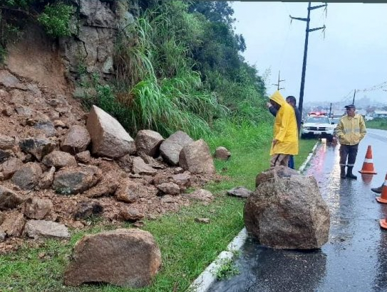 Chuva em Imbituba #PraCegoVer Na foto, um morro onde houve deslizamento de terra e pedras
