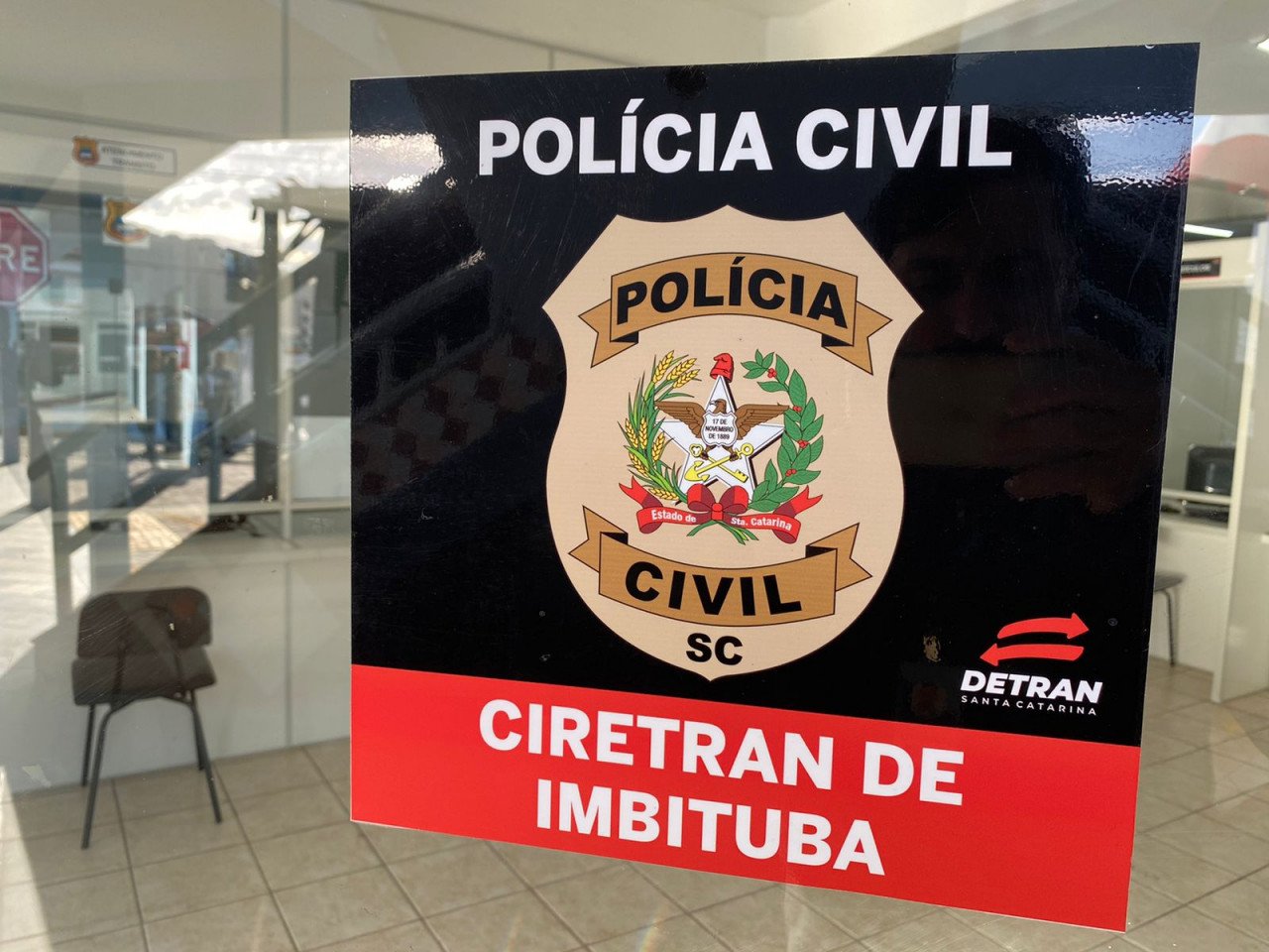 Ciretran #ParaTodosVerem Na foto, uma placa preta e vermelha. No centro há o símbolo da Polícia Civil de Santa Catarina. Em cima há inscrição Polícia Civil e abaixo, Ciretran de Imbituba