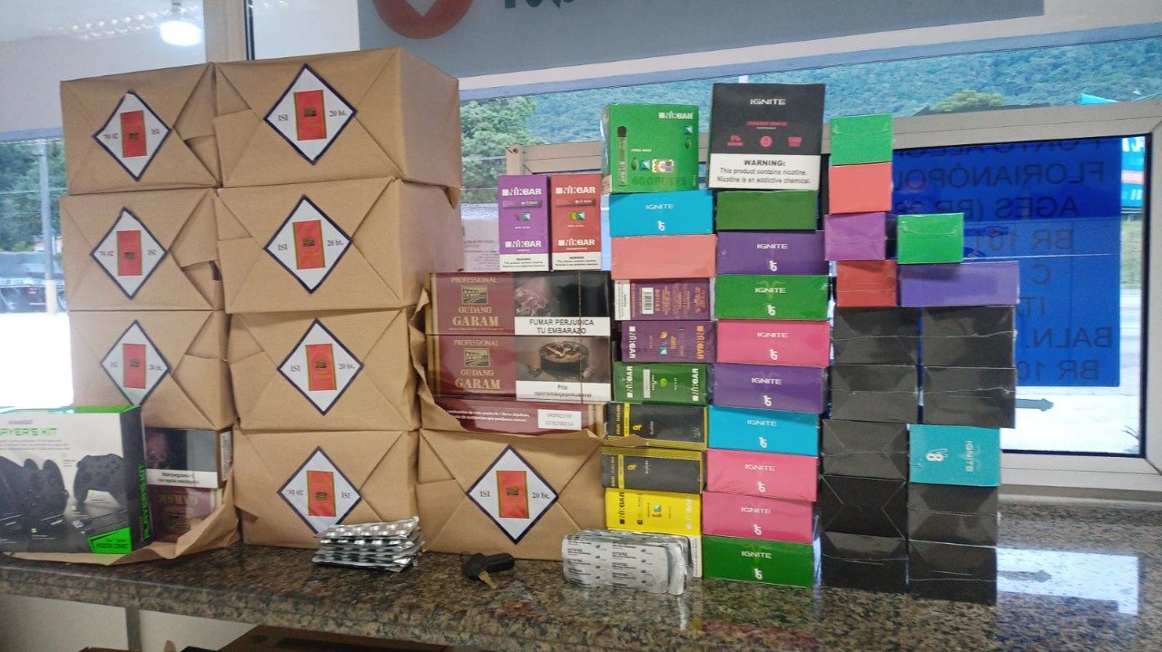 Contrabando PRF #ParaTodosVerem Na foto, dezenas de caixas de de medicamentos, cigarros e artigos eletrônicos contrabandeados