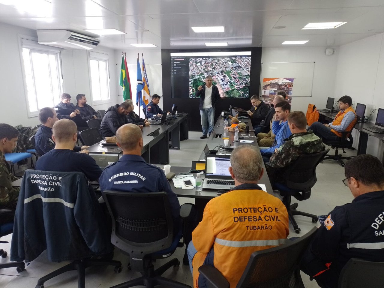 Defesa Civil #PraCegoVer Na foto, um grupo de pessoas reunidas