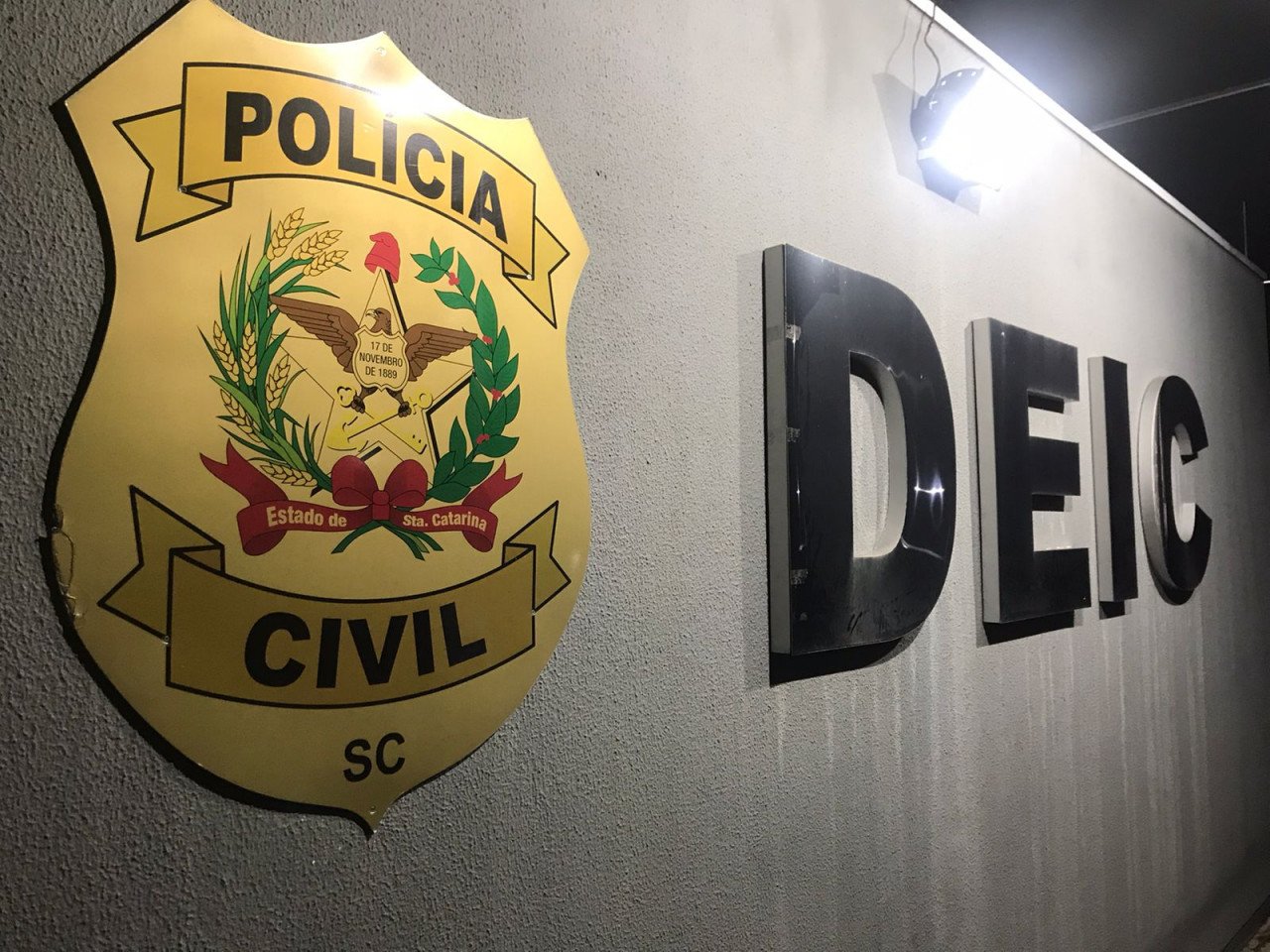 DEIC #ParaTodosVerem Na foto, o brasão da Polícia Civil de Santa Catarina seguida da abreviação DEIC, que é a Diretoria Estadual de Investigações Criminais da Polícia Civil de Santa Catarina