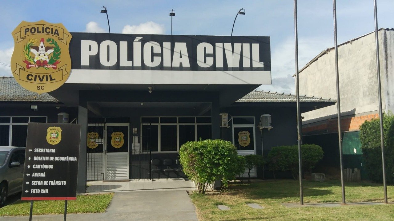 Delegacia_Imbituba #ParaTodosVerem Na foto, um prédio pintado de preto onde funciona a Delegacia de Polícia Civil de Imbituba