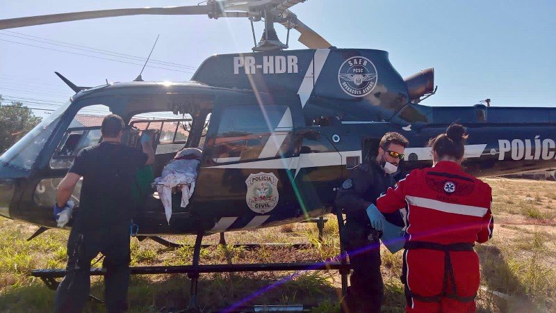 Idoso da Jagua #ParaTodosVerem Na foto, um paciente é transportado no helicóptero do SaraSul até o hospital de Tubarão