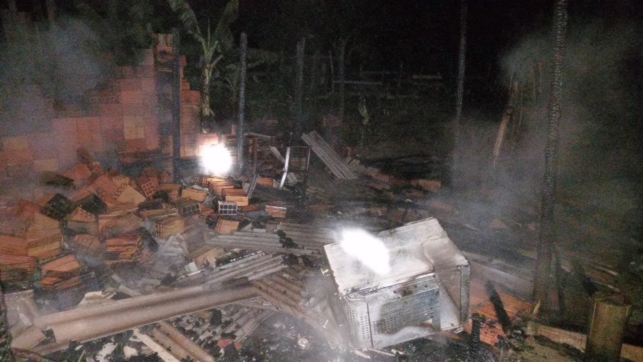 Incêndio Gaivota #ParaTodosVerem Na foto, os detritos que sobraram de uma casa que pegou fogo