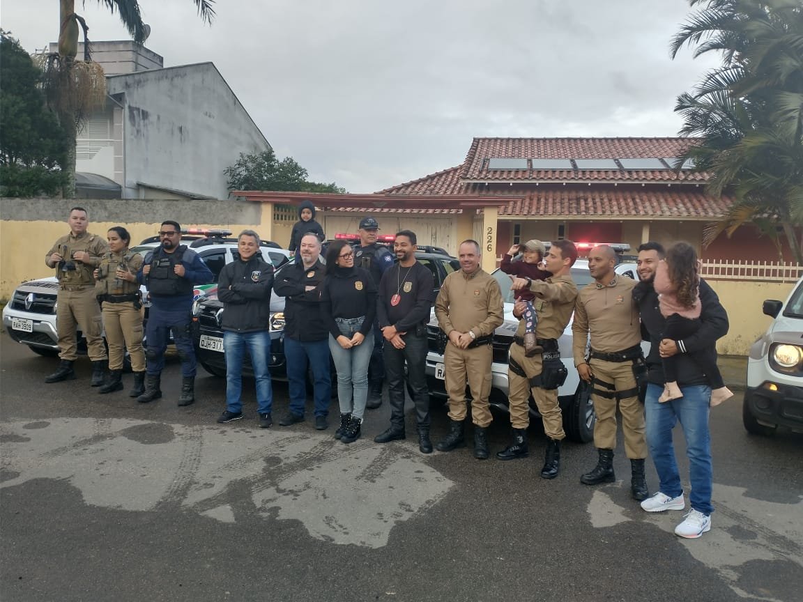 Nayana e seus amigos da segurança