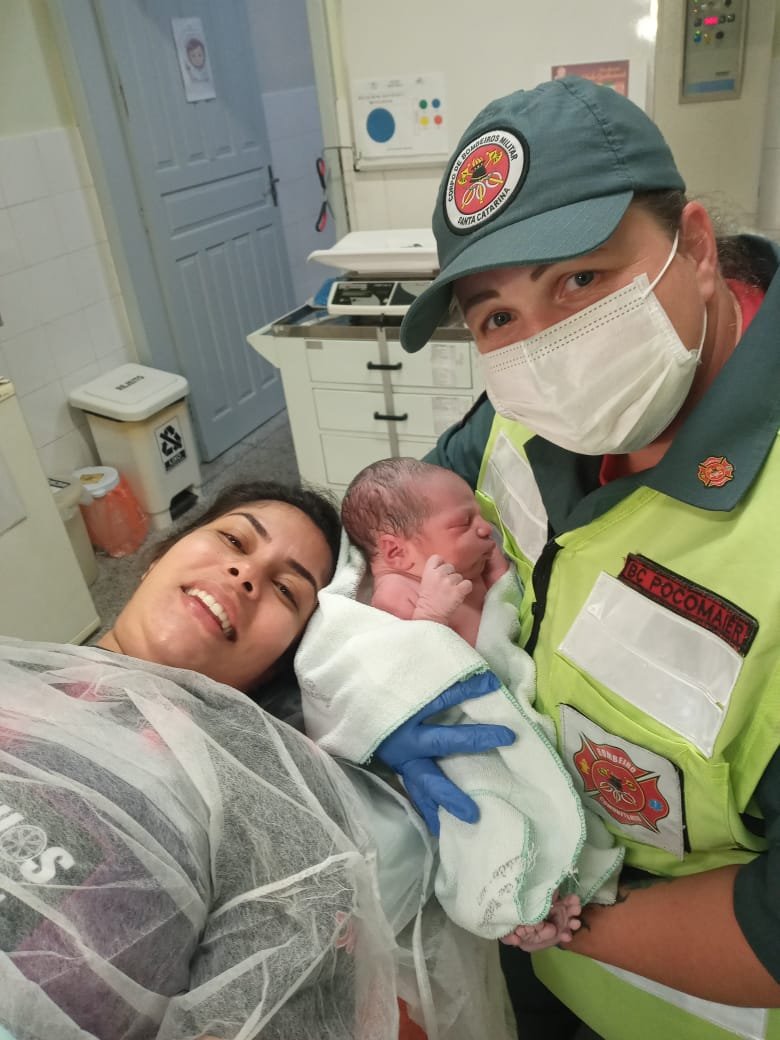 parto morro da fumaça #PraCegoVer Na foto, uma mulher que teve seu bebê dentro da ambulância do Corpo de Bombeiros. A criança é segurada pela bombeira comunitária que ajudou no parto