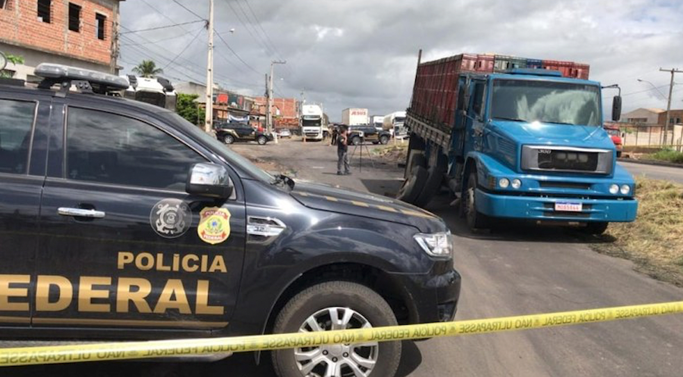 PF - Sergipe #ParaTodosVerem Na foto, uma viatura da Polícia Federal parada no local onde uma abordagem feita por dois policiais rodoviários federais terminou na morte de um homem