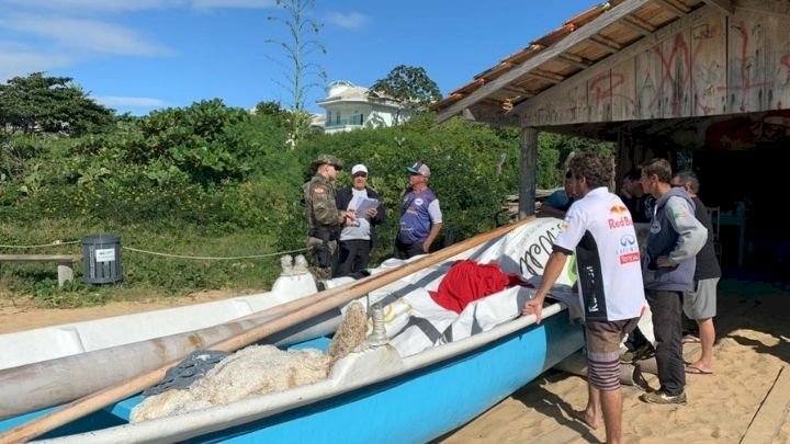 PMA #ParaTodosVerem Na foto, um policial militar ambiental entrega, a pescadores artesanais, a autorização para o uso de embarcação para a pesca da tainha na modalidade de arrasto de praia