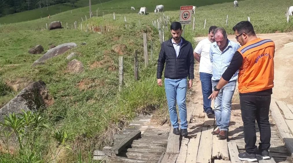 PONTES - AVALIAÇÃO PÓS CHUVAS MAIO 2022 #PraCegoVer Na foto, uma ponte é vistoriada