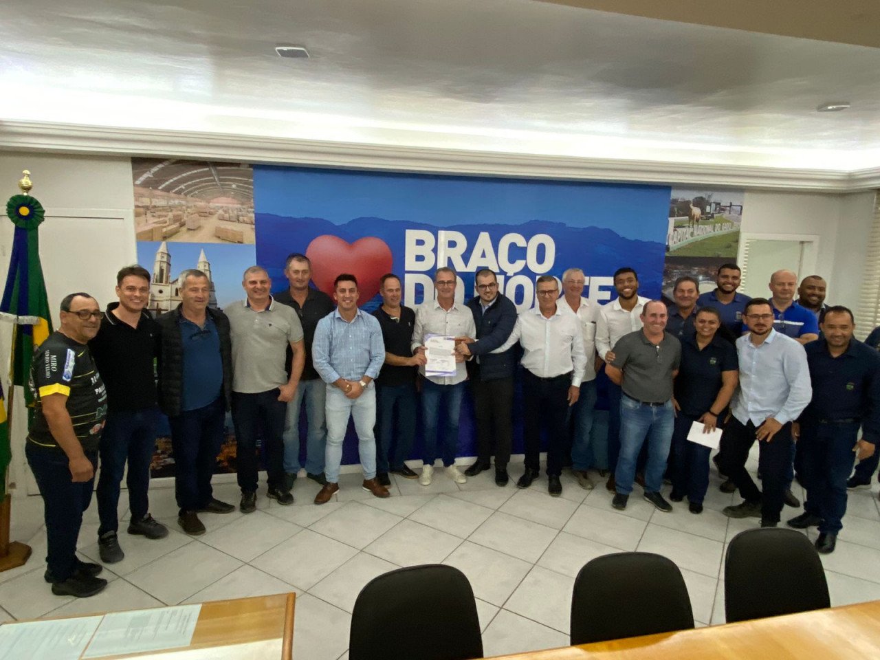 Rio Cachoeirinha #PraCegoVer Na foto, um grupo de 20 pessoas celebra a assinatura de uma ordem de serviço para a pavimentação de uma estrada do interior de Braço do Norte