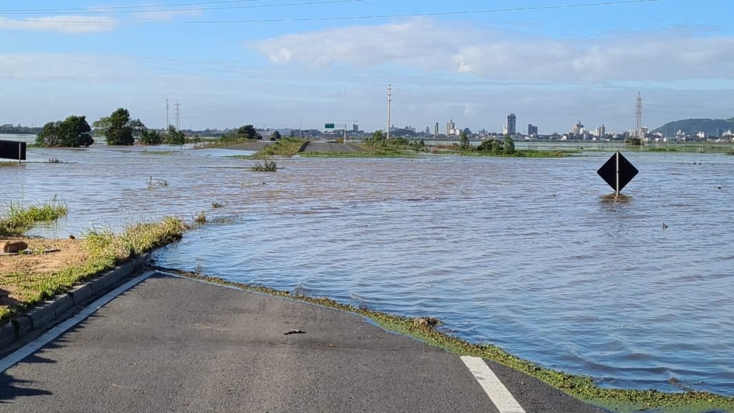 Rodovia Ivane Fretta #PraCegoVer Na foto, uma estrada asfaltada coberta por um alagamento
