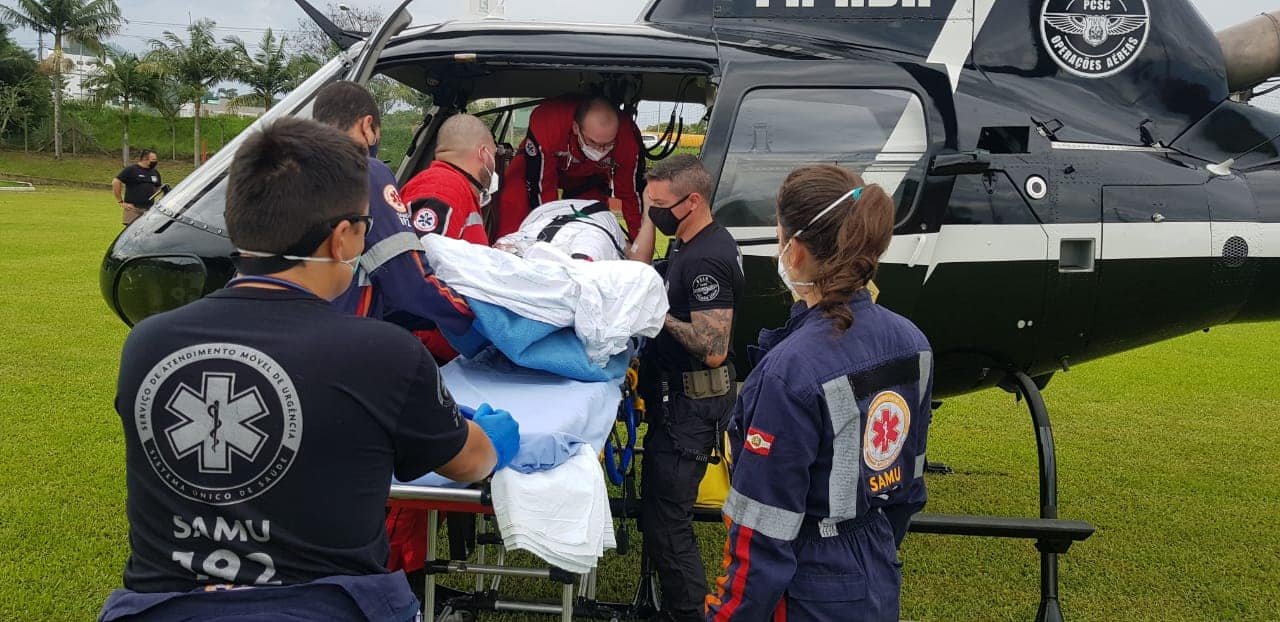 sarasul-saer1 #ParaTodosVerem Na foto, equipes médicas colocam um paciente dentro do helicóptero utilizado para o Serviço de Atendimento e Resgate Aeromédico do Sul (SaraSul)