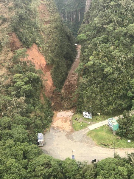 #PraCegoVer Na foto, uma estrada bloqueada por um deslizamento de terra