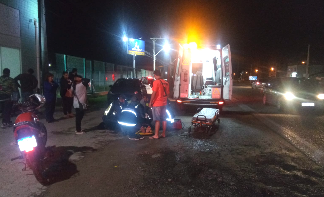 Acidente #ParaTodosVerem Na foto, uma equipe do Corpo de Bombeiros Militar atende um motociclista ferido em um acidente de trânsito