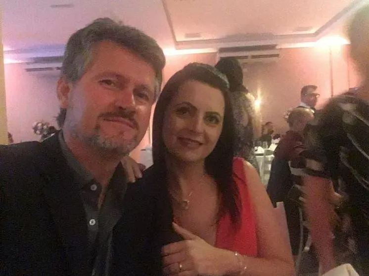 Anderson e Sandra #ParaTodosVerem Na foto, um casal sorridente